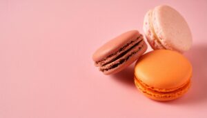 ピンク背景に3つのマカロンセット