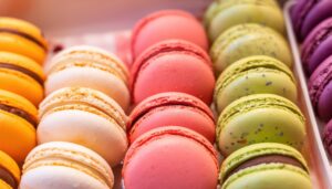 カラフルなマカロンが並ぶトレー