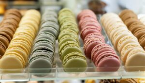 マカロンがずらりと並ぶショーケース