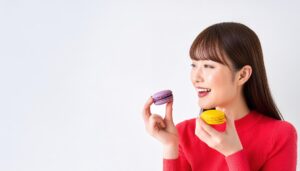 マカロンを持つ女性