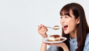 ティラミスを食べる女性