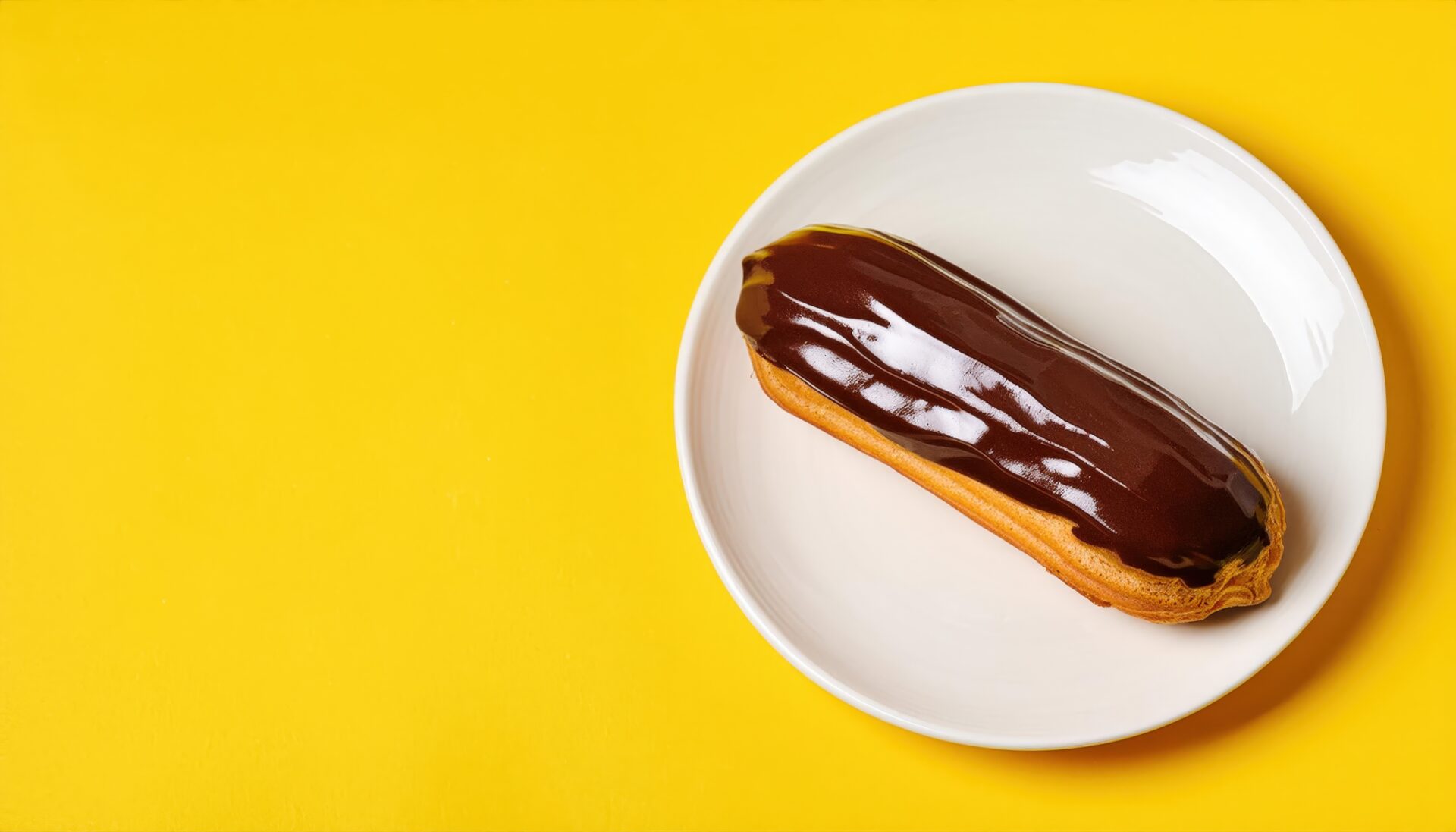 黄色背景のチョコエクレア
