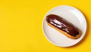 黄色背景のチョコエクレア