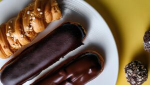 エクレアとシュー菓子の組み合わせ