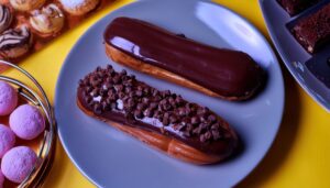 トッピングエクレアとチョコエクレア