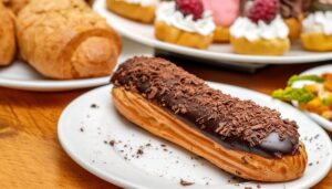 チョコチップエクレアとスイーツ盛り合わせ