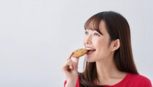 クッキーを食べる女性3