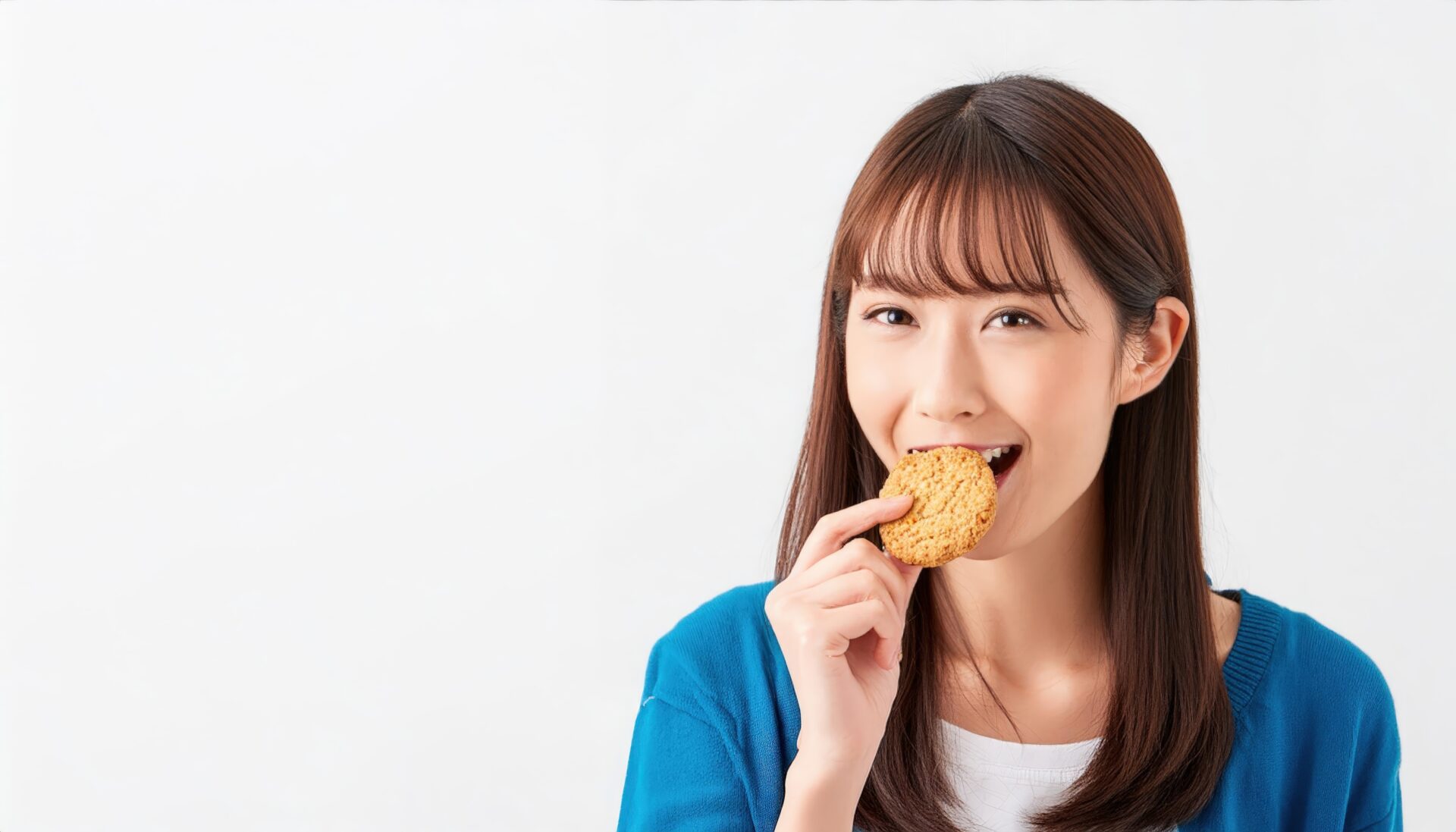 クッキーを食べる女性4