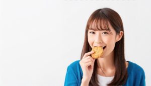 クッキーを食べる女性4