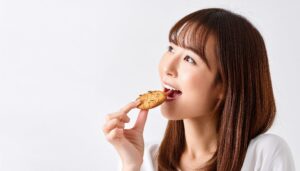 クッキーを食べる女性5
