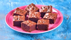 カラフルなお皿に並んだブラウニー