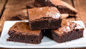 白いプレートのブラウニー