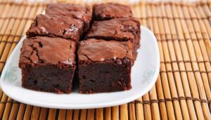 白い皿に整列したブラウニー