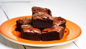 オレンジ皿に盛られたブラウニー