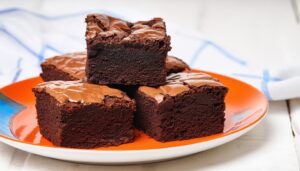 オレンジ皿に積み重なるブラウニー