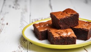 イエローリムの皿にブラウニー