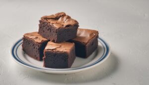 ブルーリムの皿に積まれたブラウニー
