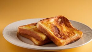 白い皿に盛られた2枚のフレンチトースト