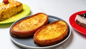 デザートと一緒のフレンチトースト