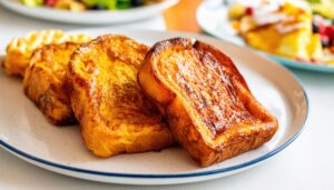 食事と一緒に盛られたフレンチトースト