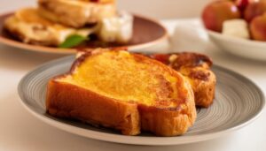 プレートに盛られた焼き色の良いフレンチトースト