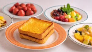 フレンチトーストとフルーツの朝食