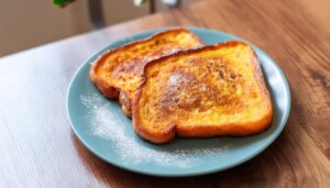 粉砂糖をまぶした青い丸皿のフレンチトースト