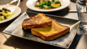 皿に盛られたフレンチトースト