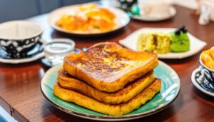 フレンチトーストと様々な料理の並ぶ食卓