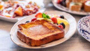 フレンチトーストとフルーツの盛り合わせ