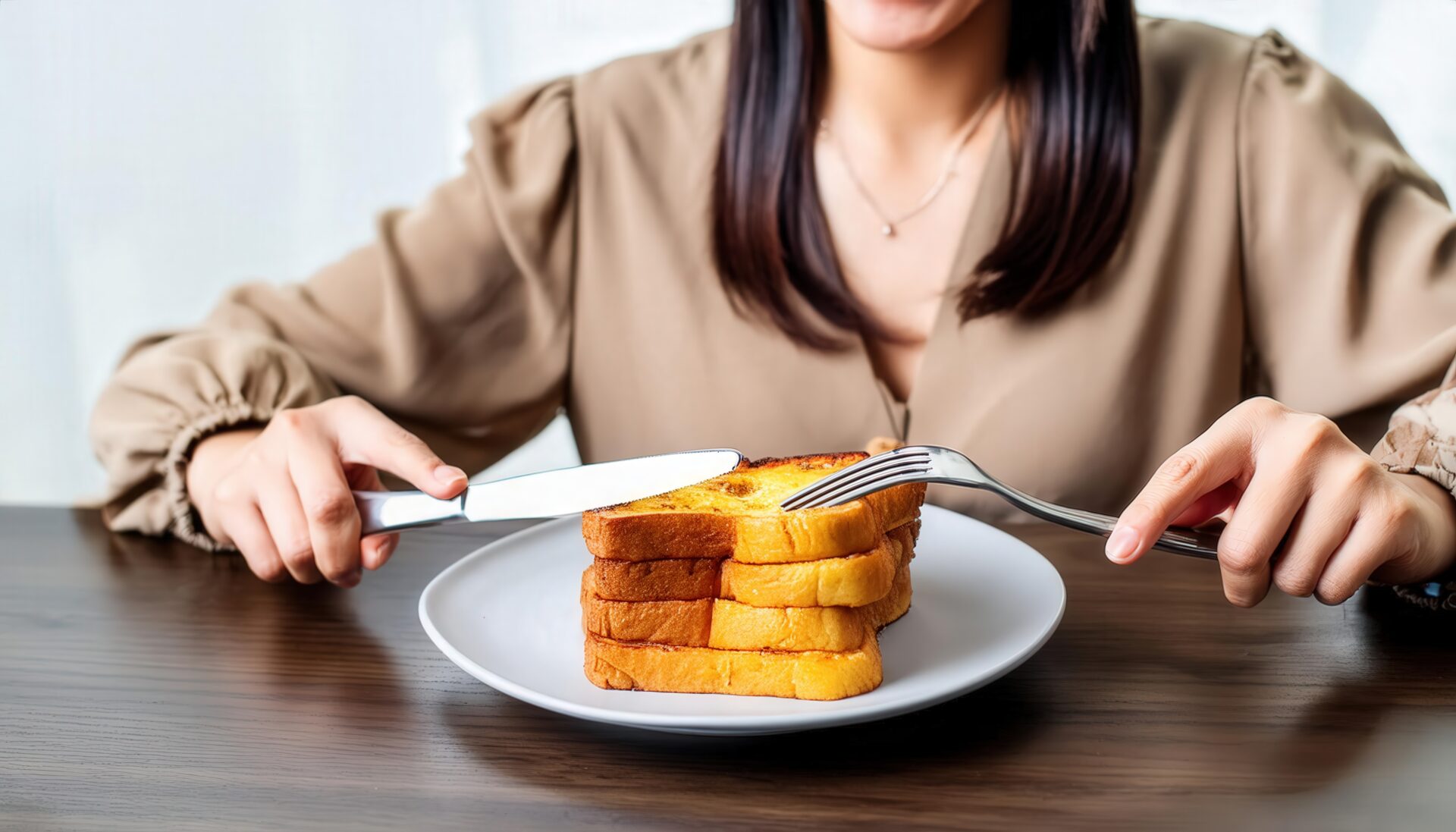 フレンチトーストを食べる女性