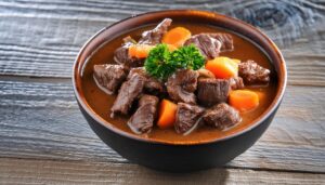 盛り付けられたビーフシチュー