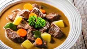 ビーフシチューとハーブの盛り付け