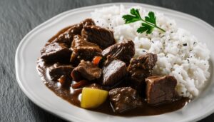 ビーフシチューとライスの皿盛り