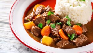 ビーフシチューとライスのカジュアル盛り