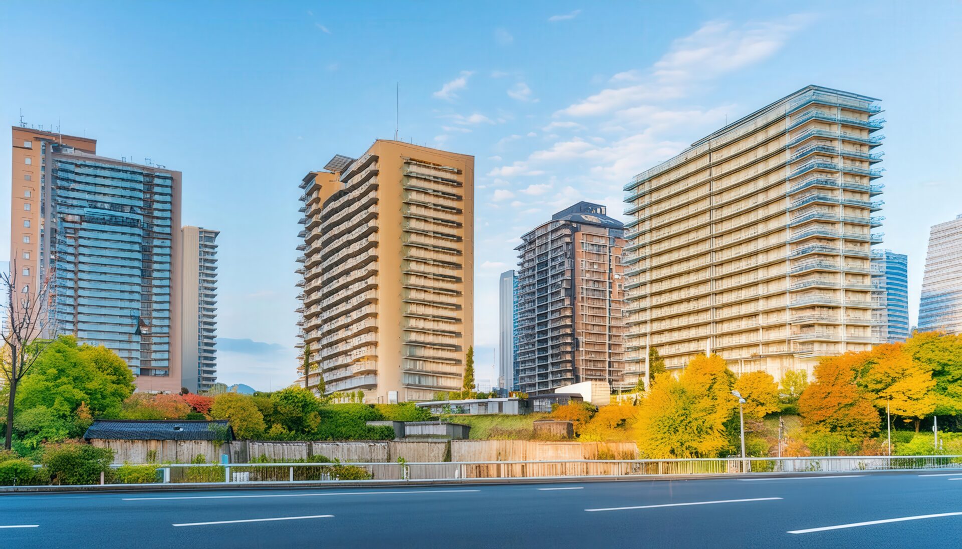 高層マンションと道路