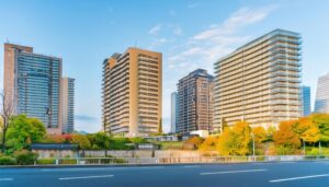 高層マンションと道路