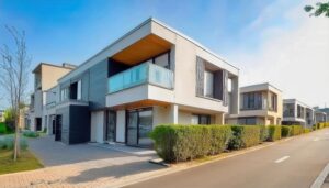 青空の下の白と青のモダン集合住宅