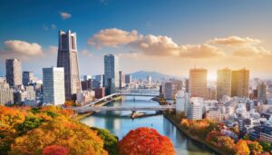 秋の紅葉と都市のスカイライン