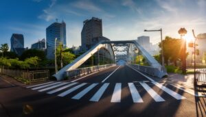 日の出とモダン橋の都市風景