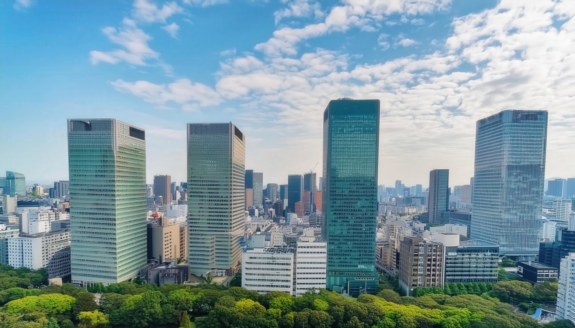 都市のビルと青空