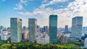 都市のビルと青空