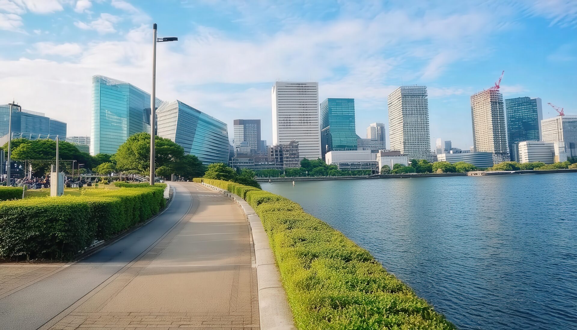 道路沿いのビル群と水辺