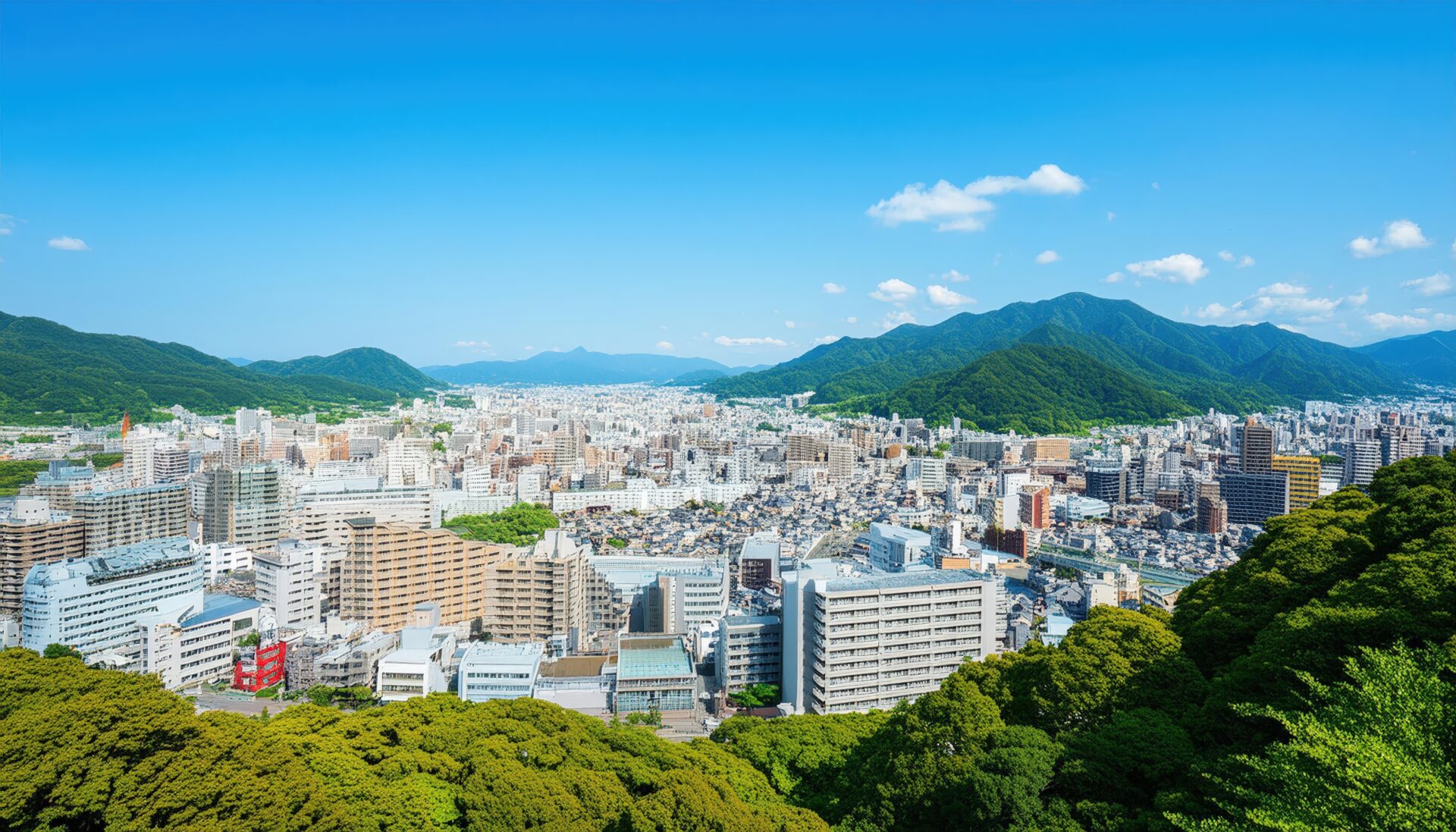 山に囲まれた都市