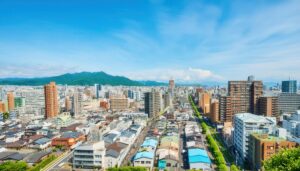 都市と山並みの俯瞰景色