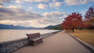 湖畔のベンチと紅葉の木々