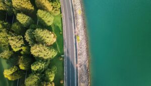 湖畔の道と緑地の空撮