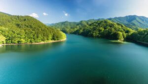 山間の湖と森林