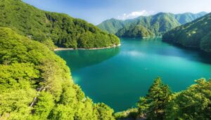 青く澄んだ湖と緑の山々