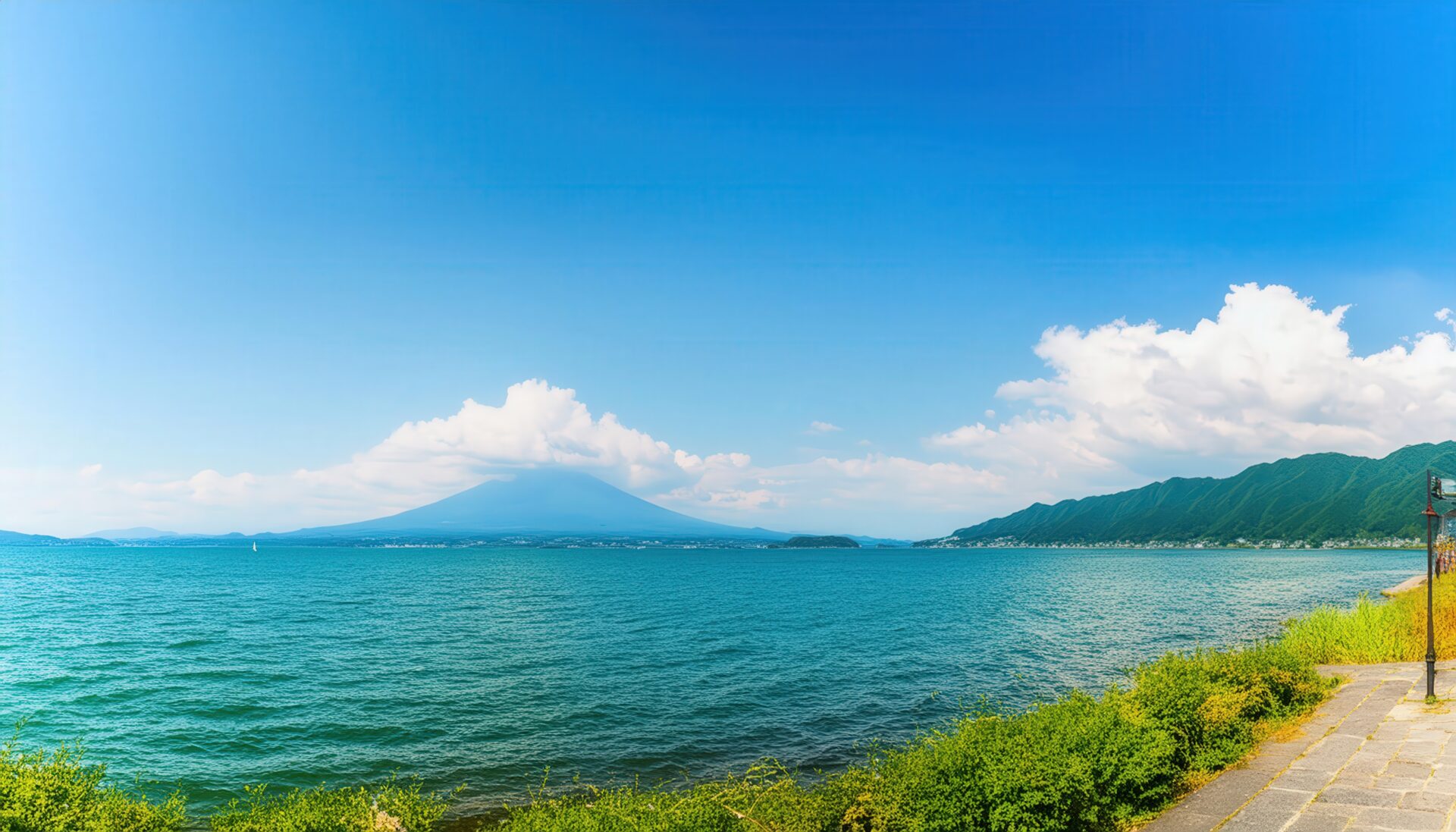 湖と富士山の遠景